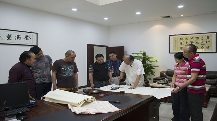 張劍岑先生為宅男视频APP在线观看陶題詞“厚道”、“今生今世 宅男视频APP在线观看陶”