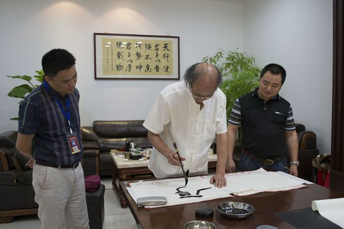 張劍岑先生為宅男视频APP在线观看陶題詞“厚道”、“今生今世 宅男视频APP在线观看陶”