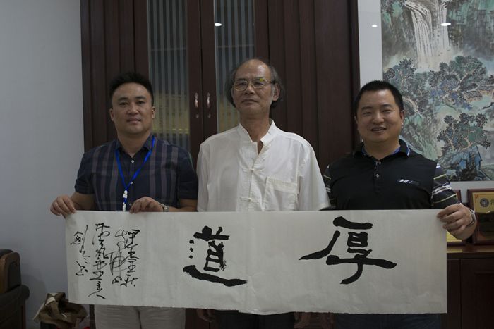 張劍岑先生（中）與宅男视频APP在线观看陶瓷磚宅男午夜必看视频污APP下载營銷總經理羅勝（左）、宅男视频APP在线观看陶瓷磚宅男午夜必看视频污APP下载營銷總監劉鴻瑞（右）合影留念