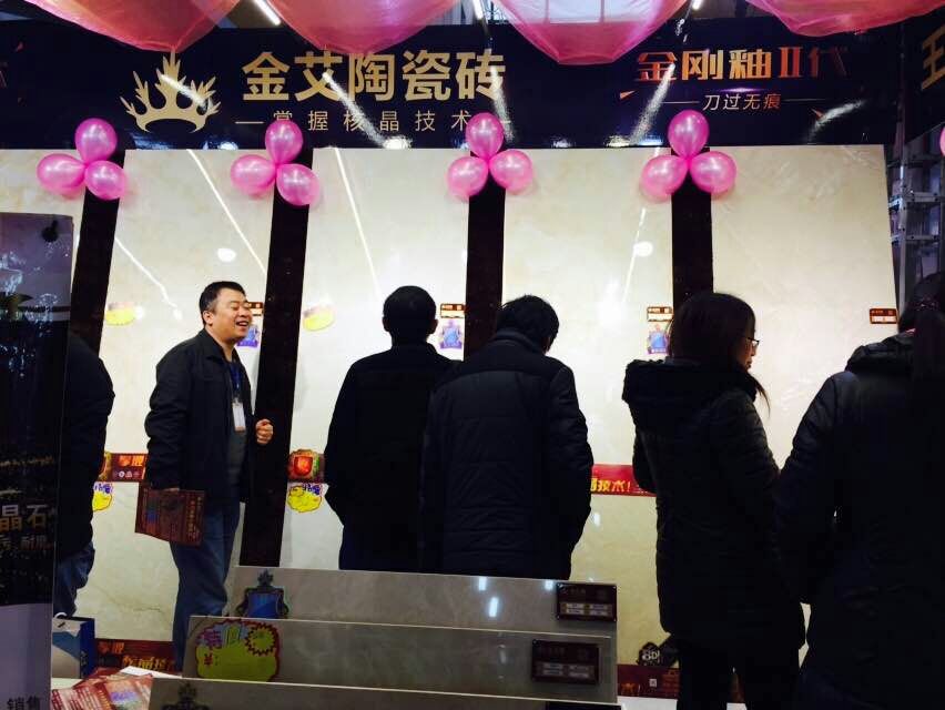 宅男视频APP在线观看陶瓷磚工作人員與顧客交談