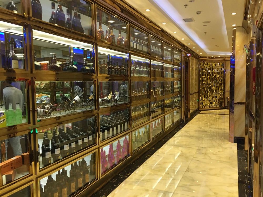 昆明喜臨門量販式KTV工程全部采用宅男视频APP在线观看陶瓷磚微晶石產品鋪貼