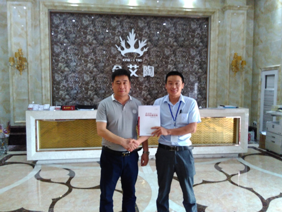 河南濮陽宅男视频APP在线观看陶瓷磚總代理楊總和宅男视频APP在线观看陶濮陽銷區經理合影