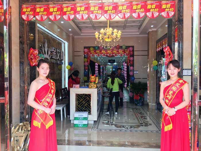 5月27日，在歡快鑼鼓和震撼禮炮的簇擁下，嶽陽宅男视频APP在线观看陶銷售團隊、宅男视频APP在线观看陶總部營銷總經理羅勝、銷區經理何端武、市場部策劃黃偉以及現場100多名嶽陽業主共同見證了宅男视频APP在线观看陶瓷磚嶽陽600平米專賣店耀世開業的曆史性一刻，本次活動吸引了50多位業主成功下單。