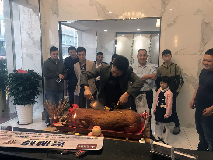 宅男视频APP在线观看陶瓷磚宅男午夜必看视频污APP下载作為陶瓷一線宅男午夜必看视频污APP下载，近年來不斷的推出爆款新品，受到眾多消費者的喜愛。2017年11月19日，一群朝氣蓬勃的宅男视频APP在线观看陶人正在緊張有序的忙碌著，為宅男视频APP在线观看陶中山古鎮店即將開始的開業典禮做最後的準備。  上午10點28分，鑼鼓喧天，掌聲震動，宅男视频APP在线观看陶中山古鎮專賣店迎來了盛大開業的良辰吉時。?