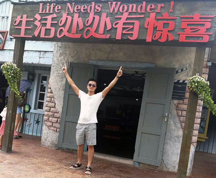 身為年輕一代的90後，但他看起來卻比同齡人多了那份沉穩，他就是本次專訪的新聞人物——湖南嶽陽總代理秦誌雄。