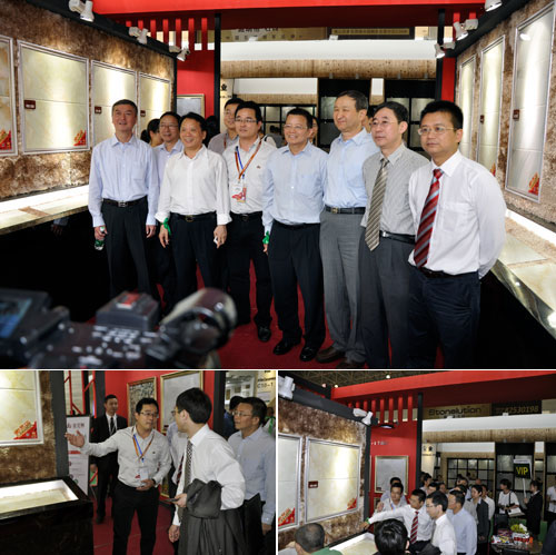 中國建築衛生陶瓷協會領導一行在董事長的陪同下參觀宅男视频APP在线观看陶展位