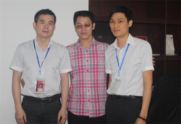 宅男视频APP在线观看陶產品研究經理蘇成香（右一）、宅男视频APP在线观看陶網絡營銷主管王宏城（左一）與記者合影